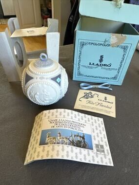 NOS 1988 Lladro Bola Navidad Porcelain Christmas Ornament Blue White 1603 w/box